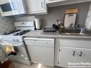 101 Longwood Ave, Unit 5 in Brookline, MA - Building Photo - Building Photo