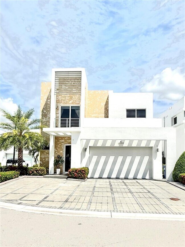 10359 NW 67th Terrace in Doral, FL - Building Photo - Building Photo