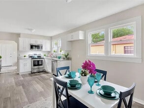 2704 W Leroy St in Tampa, FL - Building Photo - Building Photo