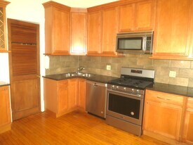 833 W Newport Ave, Unit 3 in Chicago, IL - Building Photo