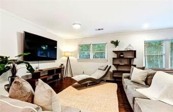 4050 Washington Rd in East Point, GA - Foto de edificio - Building Photo