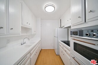 7032 Lanewood Ave in Los Angeles, CA - Building Photo - Building Photo