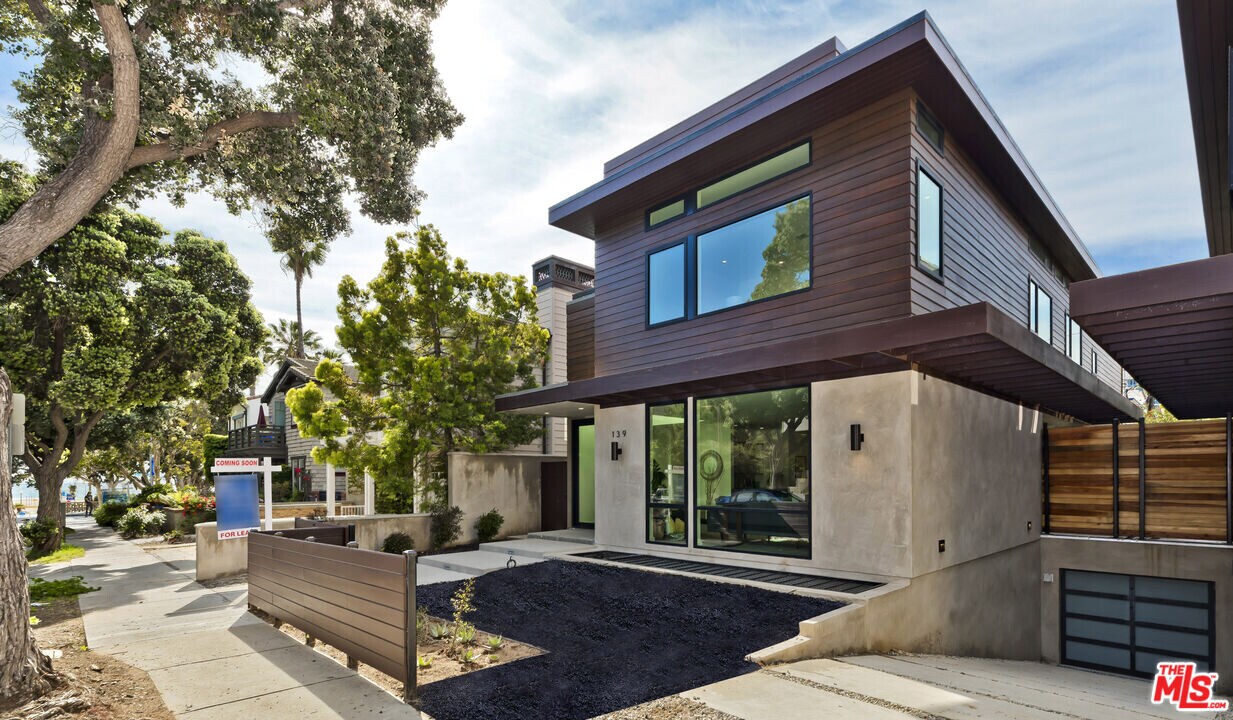 139 Hollister Ave in Santa Monica, CA - Building Photo