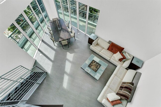 60 SW 13th St, Unit 3400 in Miami, FL - Foto de edificio - Building Photo