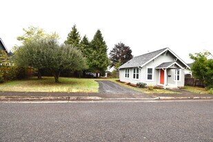 1016 15th Ave in Sweet Home, OR - Building Photo