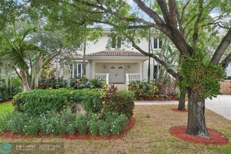 375 Ridgewood Rd in Key Biscayne, FL - Foto de edificio - Building Photo