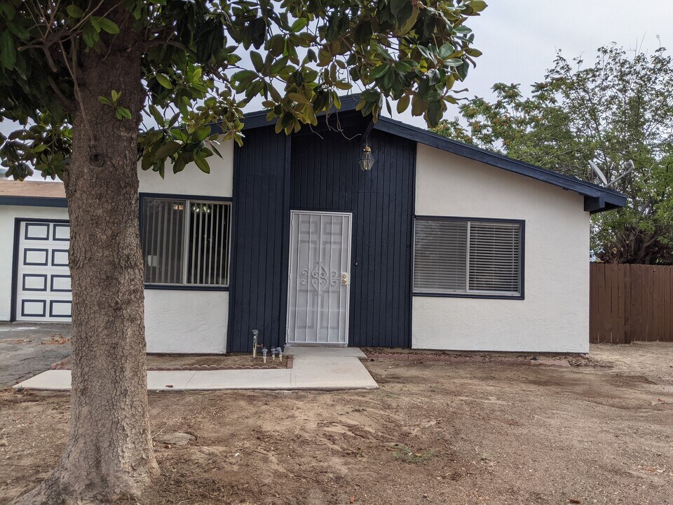 2120 San Bernardo Ave in Hemet, CA - Building Photo