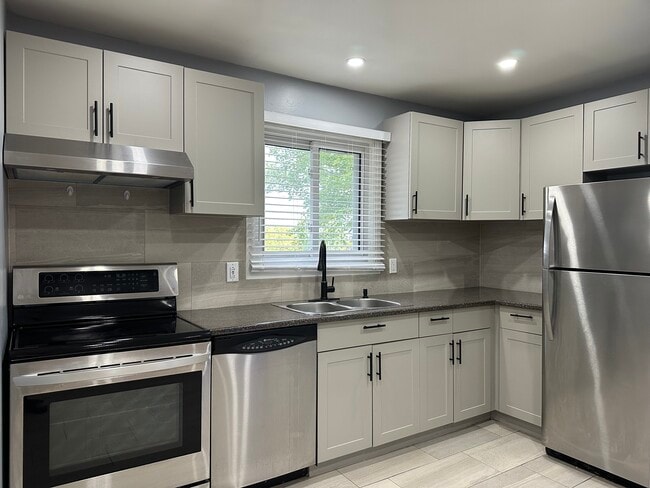 1612 Cherryhill Rd in Peterborough, ON - Building Photo - Building Photo