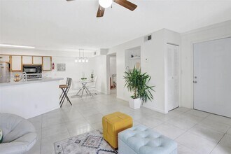 9999 Summerbreeze Dr in Sunrise, FL - Building Photo - Building Photo