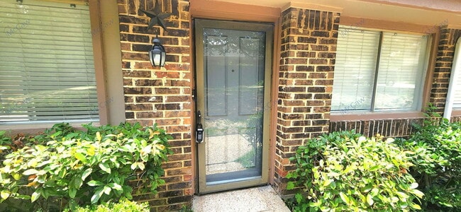 4402 Tophill Ln in Irving, TX - Building Photo - Building Photo