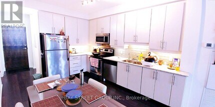 33-4233 Bay St. in Toronto, ON - Building Photo - Building Photo