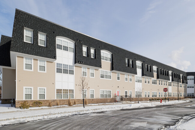 Osprey Point Apartments in Little Ferry, NJ - Foto de edificio - Building Photo