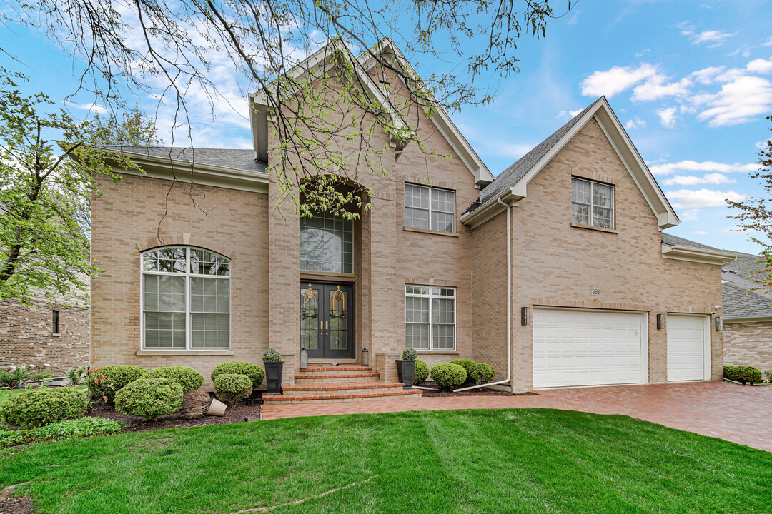 902 Red Oak Dr in Western Springs, IL - Building Photo