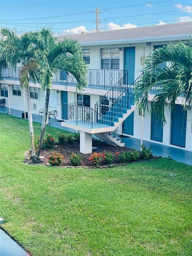 7401 Pines Blvd in Pembroke Pines, FL - Building Photo - Building Photo