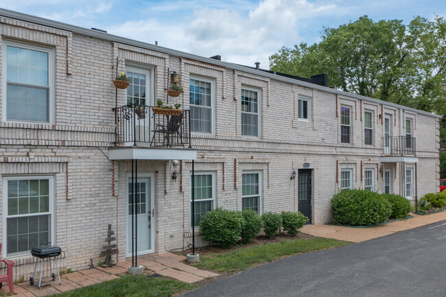 Chateau De Ville Condominiums in St. Louis, MO - Foto de edificio - Building Photo