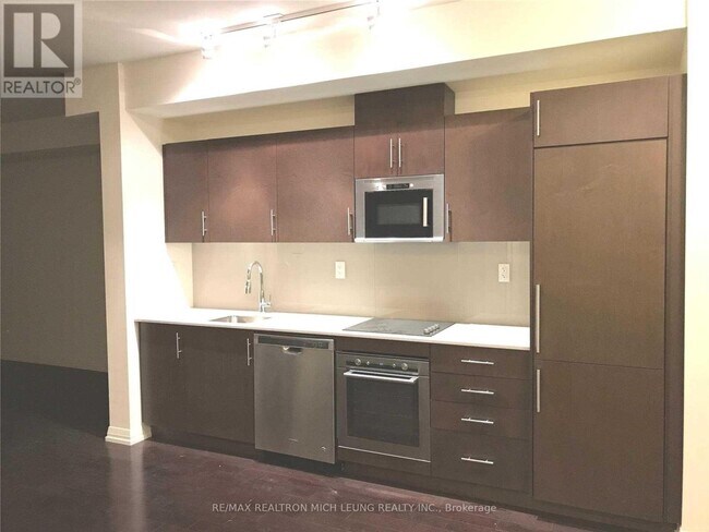 460 Adelaide St E in Toronto, ON - Building Photo - Building Photo