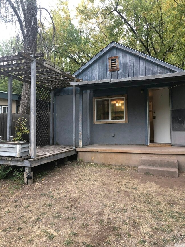 706 Cowdin Dr