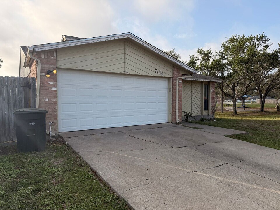 7134 Sun Valley Dr in Corpus Christi, TX - Building Photo