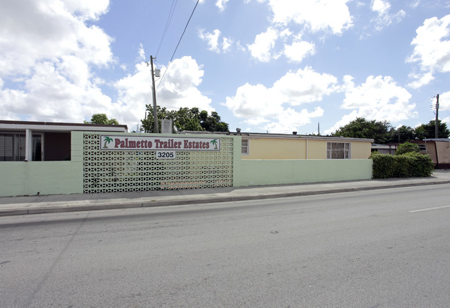 Palmetto Trailer Estates in Hialeah, FL - Foto de edificio - Building Photo