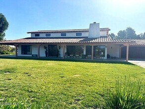 285 Crestview Ave in Camarillo, CA - Building Photo - Building Photo