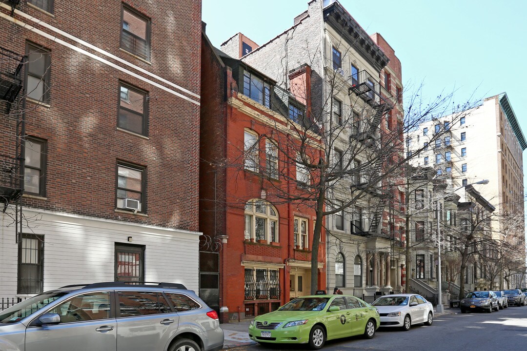 302 W 102nd St in New York, NY - Building Photo