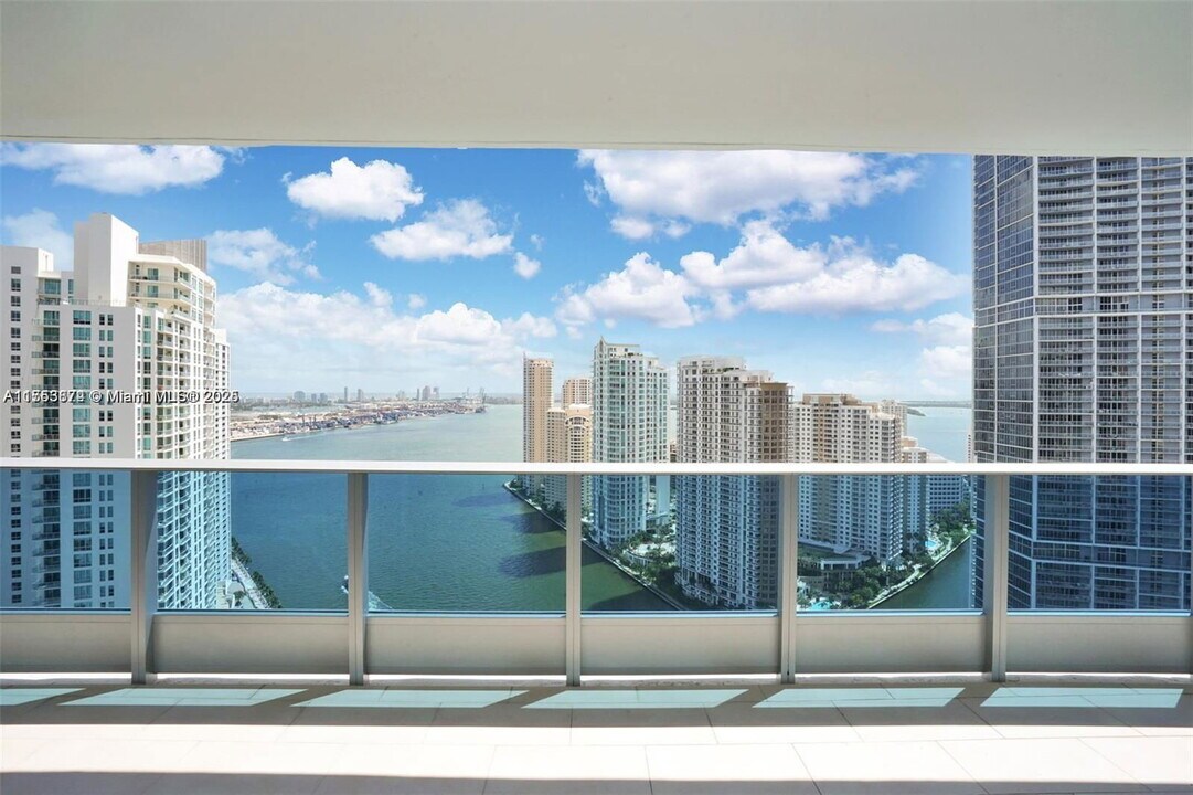 200 S Biscayne Blvd in Miami, FL - Building Photo