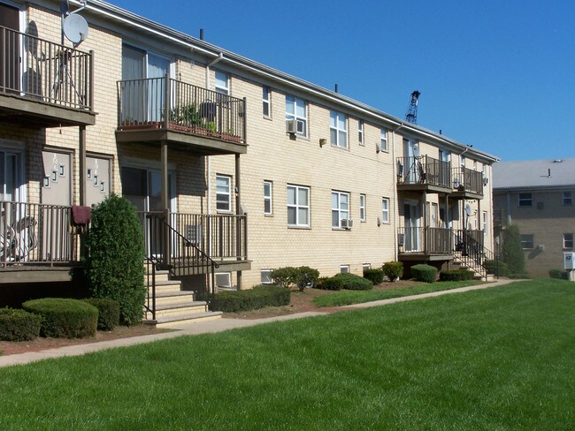 Carteret Gardens in Carteret, NJ - Foto de edificio - Building Photo