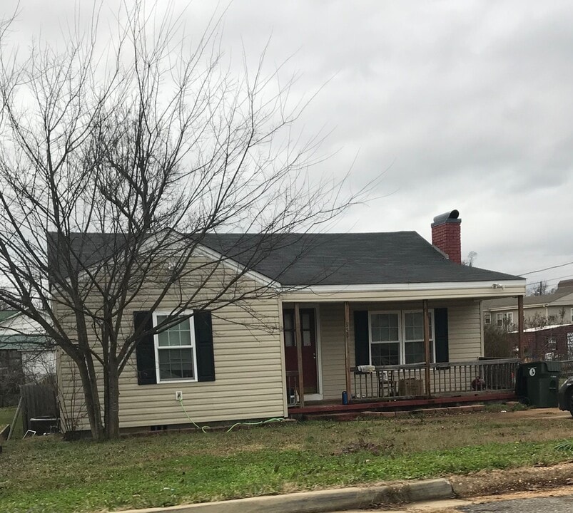 930 16th Ave E in Tuscaloosa, AL - Building Photo