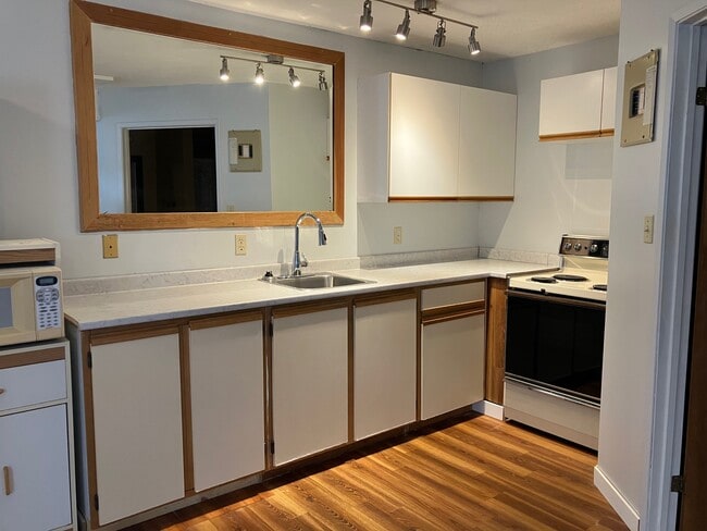 1225 England Ave in Courtenay, BC - Building Photo - Building Photo