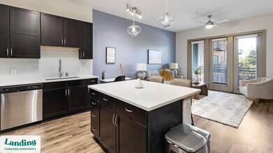 5005 Galleria Dr in Farmers Branch, TX - Foto de edificio - Building Photo