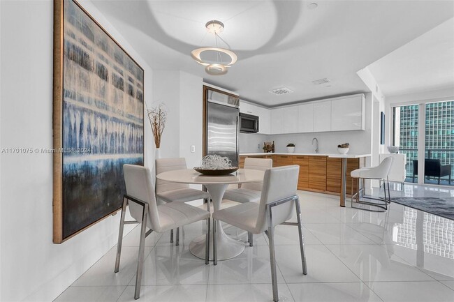 1300 Brickell Bay Dr, Unit 1802 in Miami, FL - Foto de edificio - Building Photo