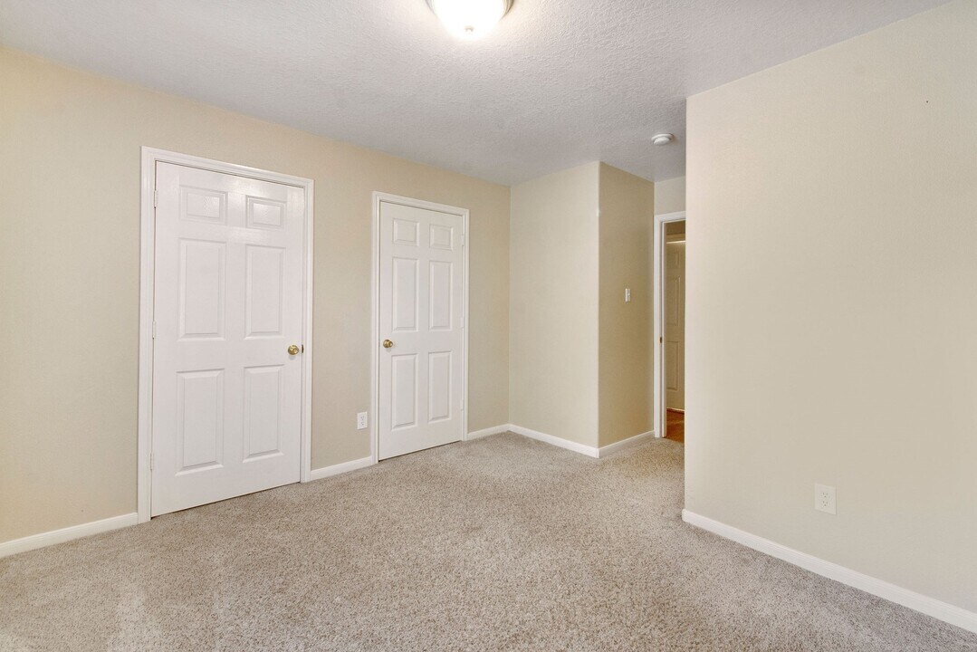 10629 Royal Cavins Dr in Conroe, TX - Foto de edificio