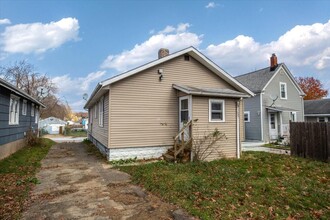 902 Cole Ave in Akron, OH - Foto de edificio - Building Photo