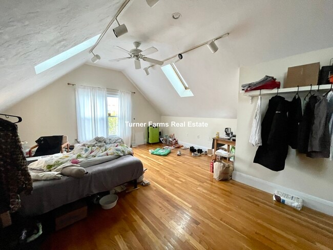 207 Boston Ave, Unit A in Medford, MA - Foto de edificio - Building Photo