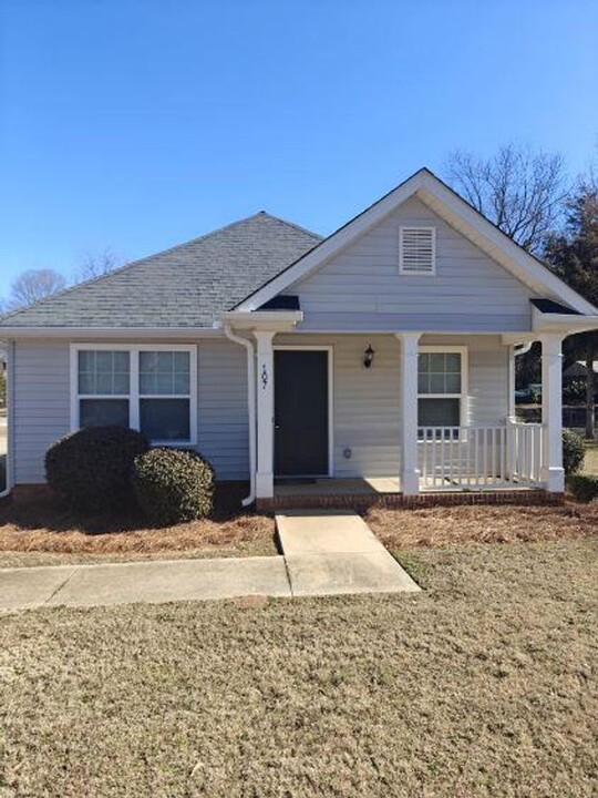 107 Summeral St in Clinton, SC - Building Photo