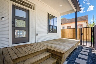 207 Lockwood Dr in Houston, TX - Building Photo - Building Photo