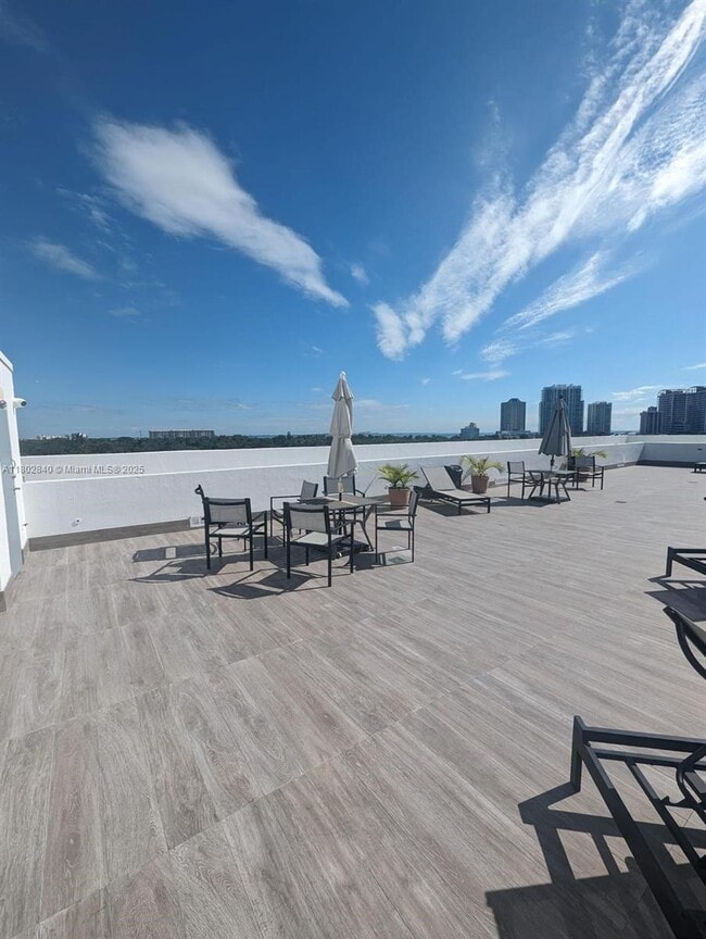 2740 SW 28th Ter, Unit 604 in Miami, FL - Building Photo - Building Photo