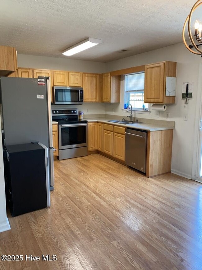 206 Red Carnation Dr in Holly Ridge, NC - Building Photo - Building Photo