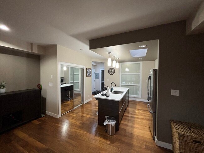 1008 Tillicum Rd in Victoria, BC - Building Photo - Building Photo