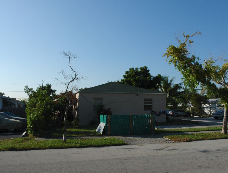 2308 Jackson St in Hollywood, FL - Building Photo