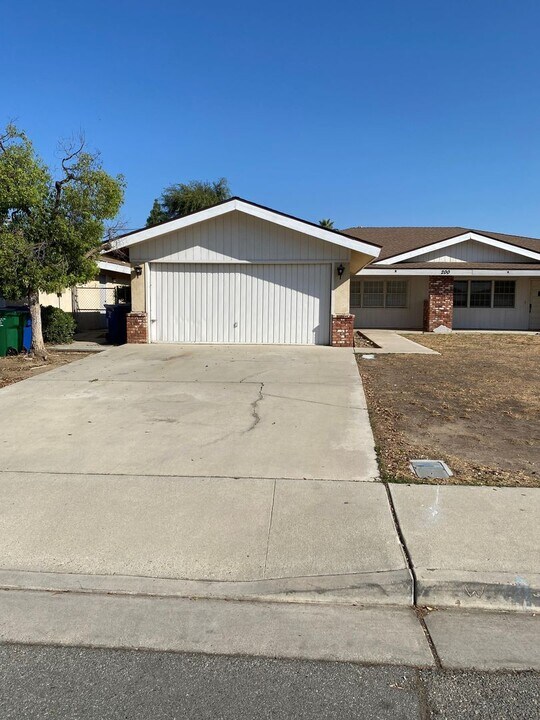 200 Douglas St in Bakersfield, CA - Building Photo