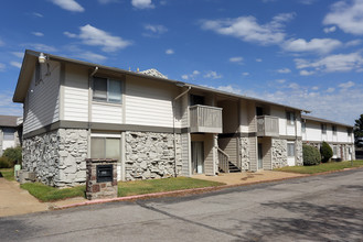 Lakewood Gardens in Tulsa, OK - Building Photo - Building Photo