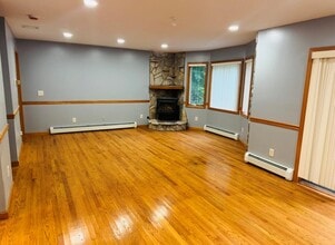 302 S Mountain Rd in New City, NY - Building Photo - Building Photo