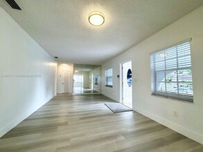 115 W 37th St in Hialeah, FL - Foto de edificio - Building Photo