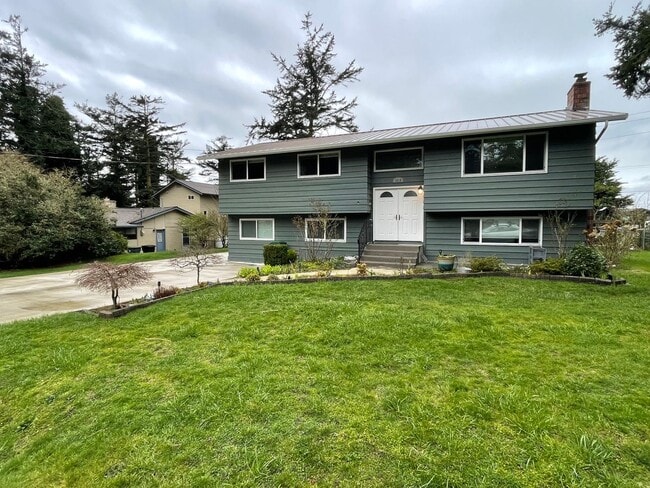 1919 Island View Rd in Oak Harbor, WA - Building Photo - Building Photo