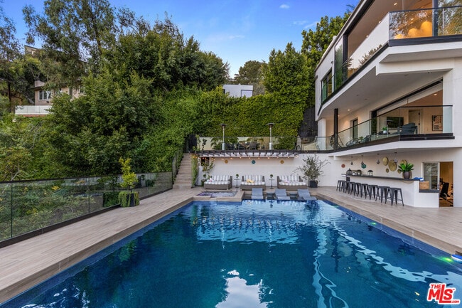 8514 Franklin Ave in Los Angeles, CA - Building Photo - Building Photo