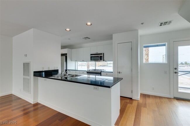 property at 1194 Carson Ave