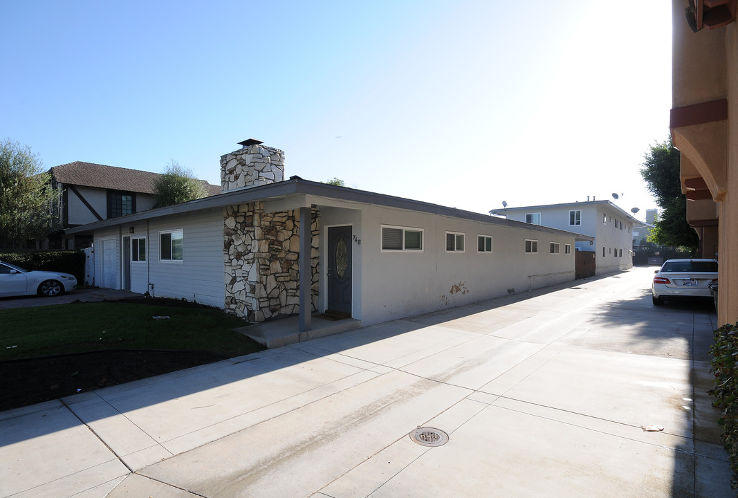 746 Tustin Ave in Newport Beach, CA - Foto de edificio