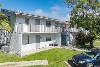 Lake Arjaro Apartments in West Palm Beach, FL - Foto de edificio - Building Photo