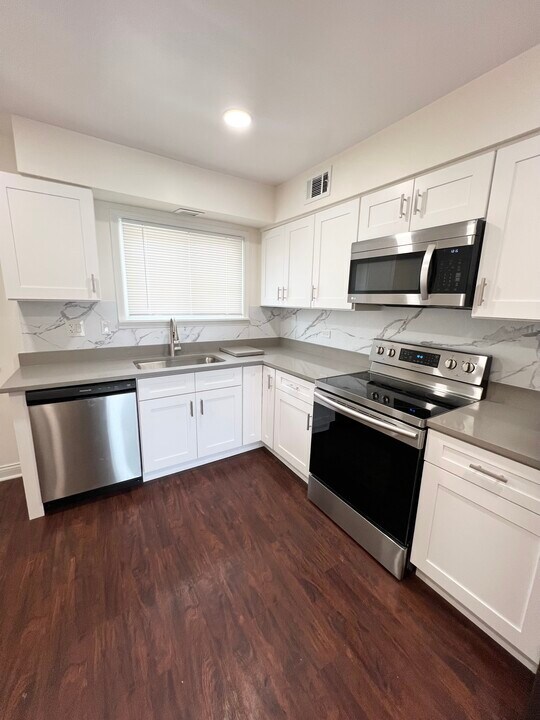 9468 Bay Colony Dr, Unit 3N in Des Plaines, IL - Building Photo